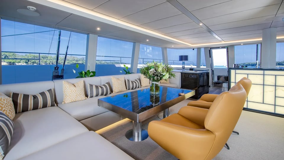 Salon lounge with a corner sofa, leather swivel chairs and wraparound glass